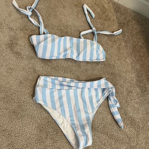 👙 Blue & White Bikini Set! - Picture 5 of 10